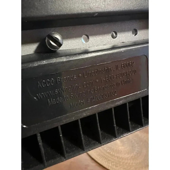 Swingline 3 hole puncher - Picture 8 of 9